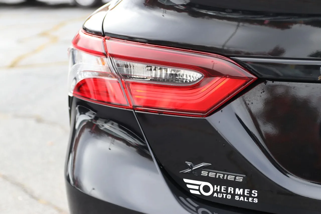 2022 Toyota Camry SE Sedan 4D in black — photo 10 of 39