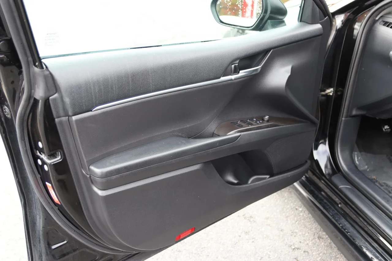 2022 Toyota Camry SE Sedan 4D in black — photo 13 of 39