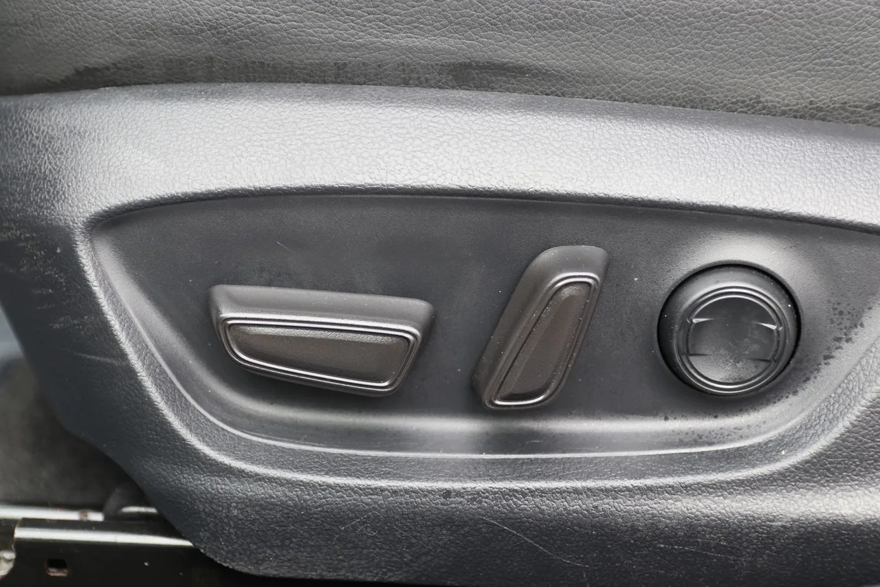 2022 Toyota Camry SE Sedan 4D in black — photo 17 of 39