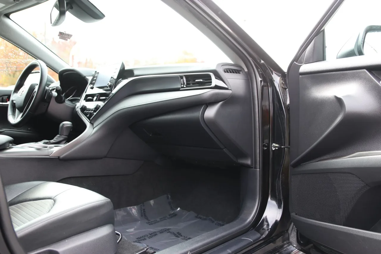 2022 Toyota Camry SE Sedan 4D in black — photo 25 of 39